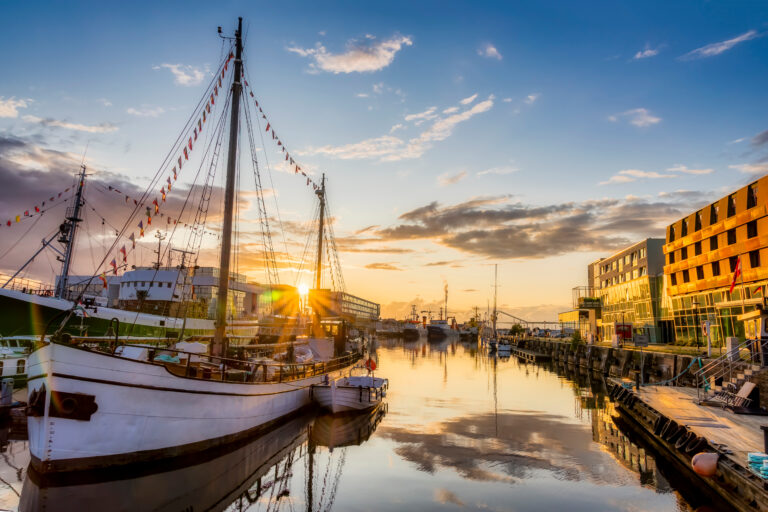 Fischereihafen in Bremerhaven in der Abendsonne zur goldenen Stunde