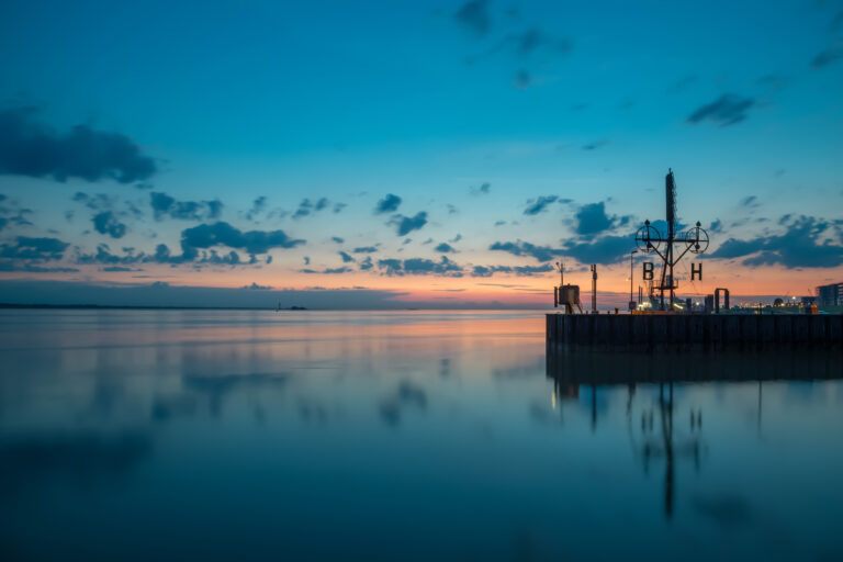 Abendhimmel in Bremerhaven mit Semaphor H für die Insel Helgoland und B für die Insel Borkum