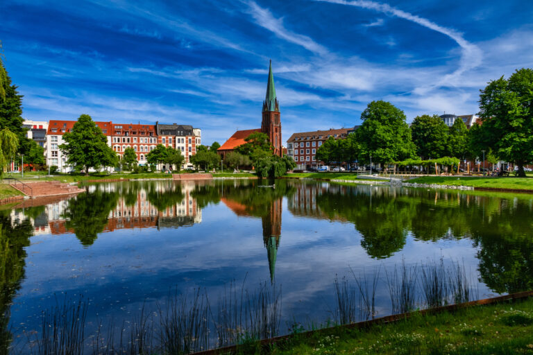 Holzhafen mit Christuskirche in Bremerhaven